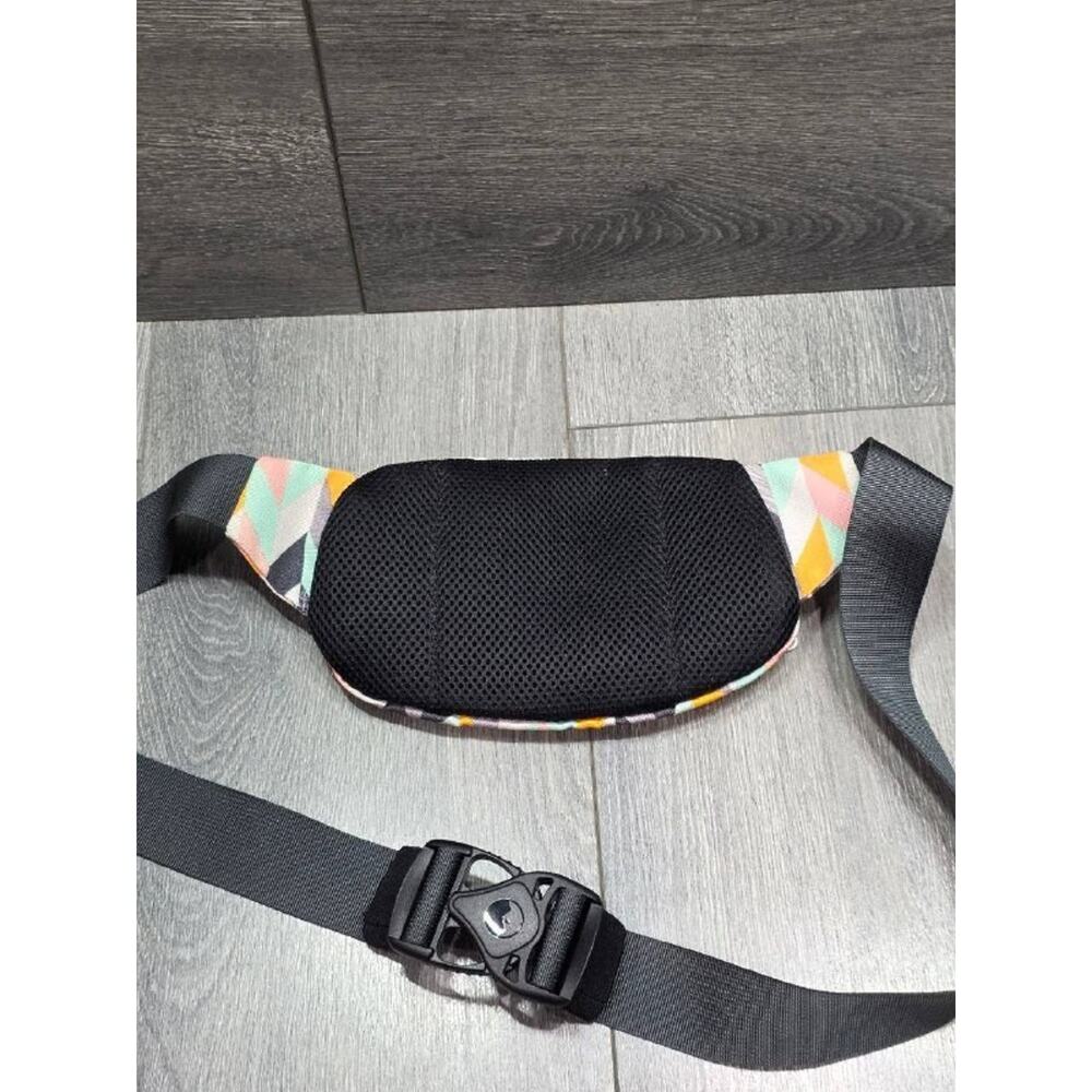 Kavu Spectator funny pack multicolor pockets Bag Chevron Sketch B000672 - Picture 4 of 9